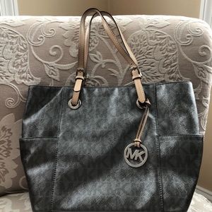 Preowned Michael Kors Gray/Silver Signature  Tote Bag